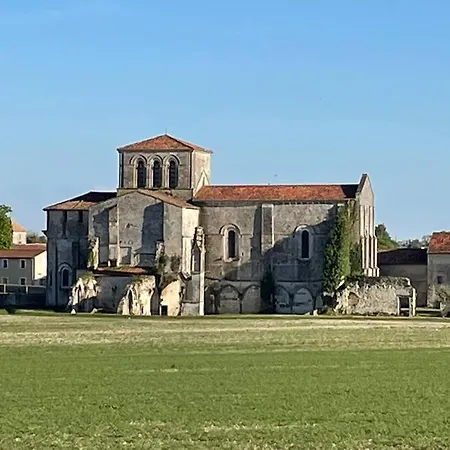 Beautiful Charente With Swimming Pool