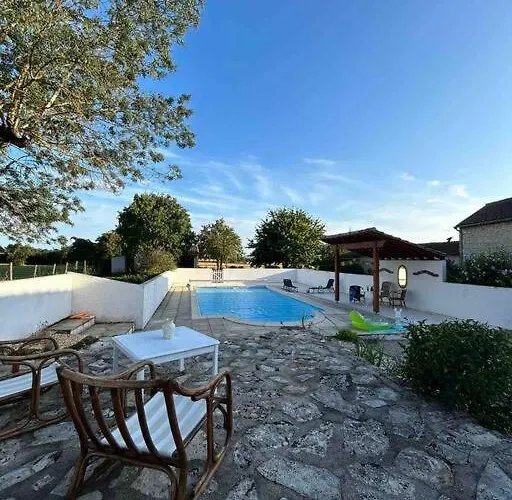 Beautiful Charente With Swimming Pool Сasa de vacaciones
