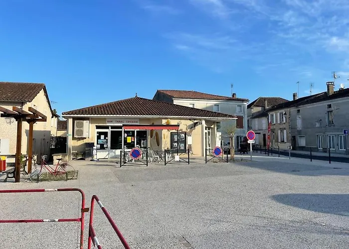 Beautiful Charente With Swimming Pool Сasa de vacaciones